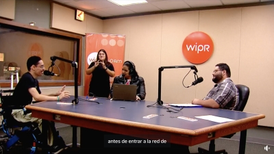 Entrevista Radial con Shalmarie Arroyo, Hyram Cortés y Andrés Vélez. También está una intérprete de lenguaje de señas.