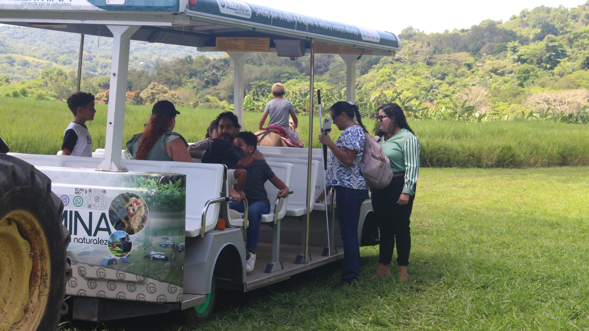 Foto de personas montandose en un trolley en una finca