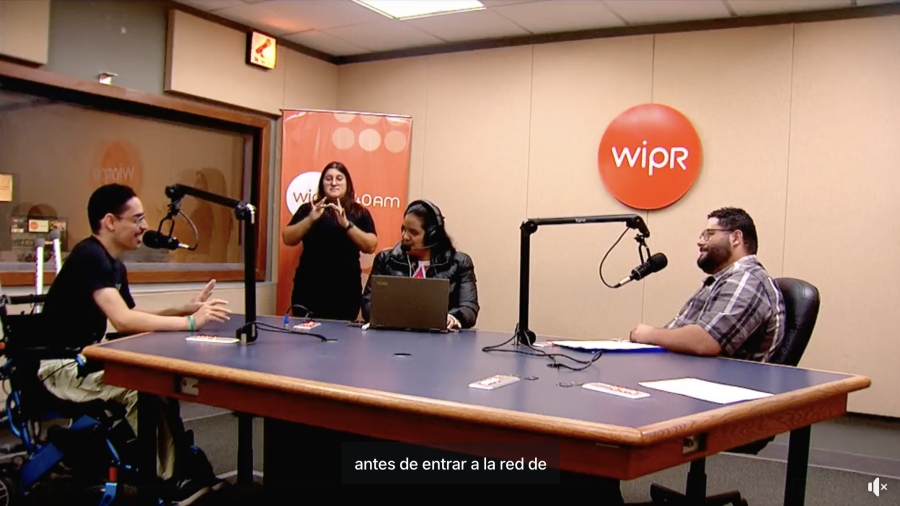Entrevista Radial con Shalmarie Arroyo, Hyram Cortés y Andrés Vélez. También está una intérprete de lenguaje de señas.