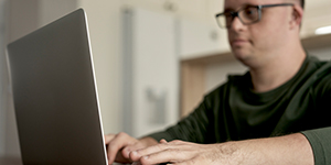 imagen de persona con syndrom down con laptop