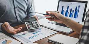 imagen de personas realizando cálculos matematicos