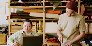 imagen de persona con syndrome down and trabajando.